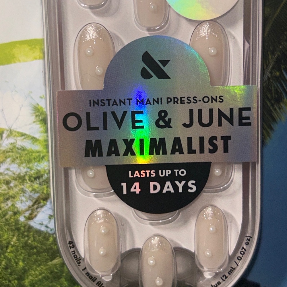 Olive‎ & June Maximalist Press On Nails True Pearl French Oval Medium  NEW